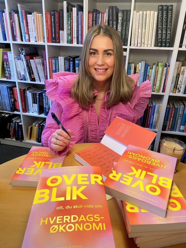 Pernille signerer Overblik